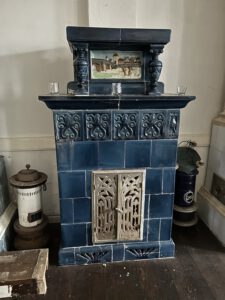 Blauer Ofen mit bunter Bildkachel